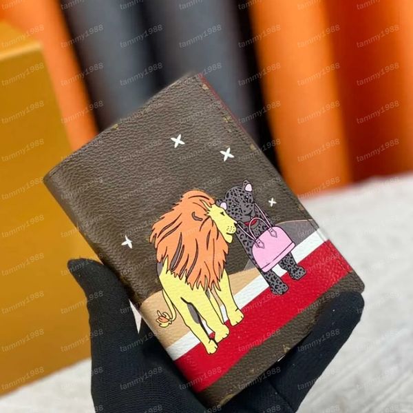 10A Hommes Designer Passeport Portefeuille Femmes Voyage De Luxe Bourse De Haute Qualité Passcard Poche De Mode Style Parisien Lion Tour Porte-Passeport Portefeuilles De Timbre Chaud M64502