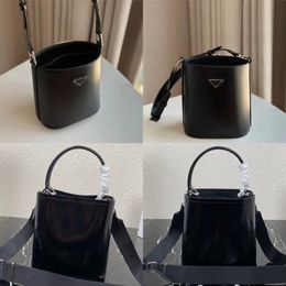 10A Plain Light Black Classic High Quality Bucket Bag Crossbody para mujeres Bolsos Bolsos de lujo Diseñador Mostrar los bolsos Prado Carta negra Cuero genuino