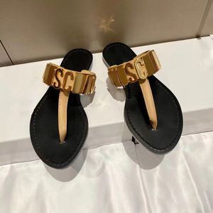 10A Slipp Slipper de calidad superior Vintage Sandale Metal Logo Slippers Sandal Sandalia Famosa mujer Flip Flip Flip Zapato Luxury House Cuero negro