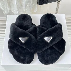 10a laine Luxurys Designers Femmes Slippers Slide Cross Cross Fur Furn Fourn du peluche Furry Sandales chaudes et confort