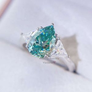 Bague de fiançailles en diamant moissanite bleu vert à trois pierres taille poire en or blanc 10 carats