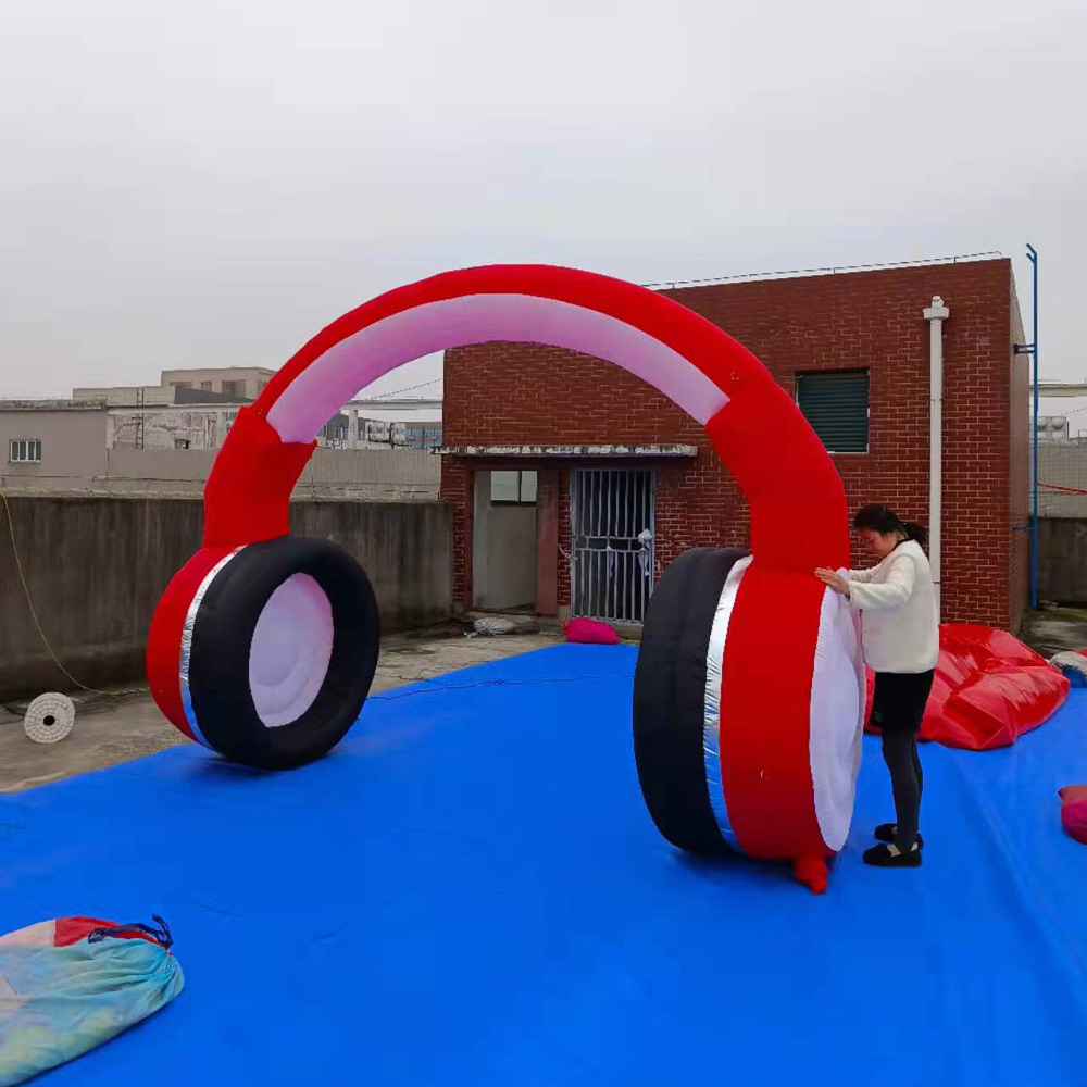 Publicité Modèle de casque gonflable à écouteurs gonflables rouges et noirs avec des lumières LED pour le festival de musique DJ décoration 10m largeur (33 pieds) avec ventilateur
