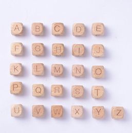 10 mm / 12 mm A-Z 26pcs / lot Letras inglesas Alfabeto Cuentas sueltas de madera de haya Cuentas cuadradas de madera Cuentas sueltas de madera con letra inicial para la fabricación de joyas y manualidades de bricolaje