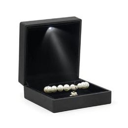 1PC Sieradendozen Luxe armbanddoos vierkante trouwringdoos sieraden geschenkdoos met LED-licht gebruikt voor het voorstellen van verlovingsringdoos hangerdoos 231118