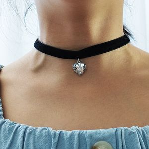 10 -st/veel kleine gegraveerde bloem hart platina vergulde medaillekkraagkraag ketting vrouwen zwart Korea fluwelen touw vrouwelijk collier Bijoux SN073