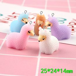 10 stks 3D 25 * 24mm schattige kleine schapen hars lama alpaca charms micro landschap creatieve accessoires sleutelhanger hanger DIY materiaal