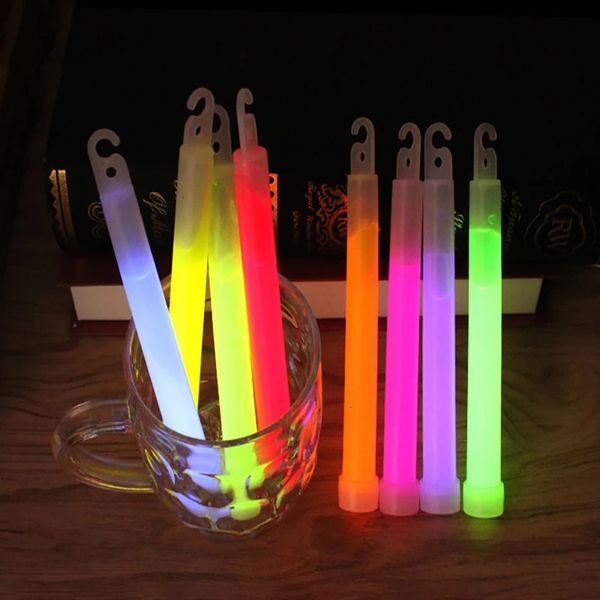 10pcs 6 pouces multicolores Glow Stick Chemical Light Stick Camping Decoration Clubs Clubs Fournitures chimiques Fluorescent 240326