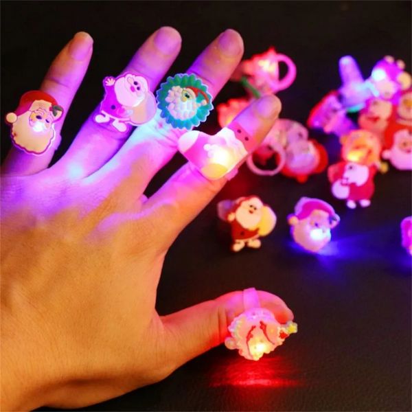 10 Uds. De anillos que brillan en la oscuridad, broche de juguete LED de Papá Noel, muñeco de nieve, juguetes brillantes, regalo para niños, decoración de fiesta de Navidad JY01