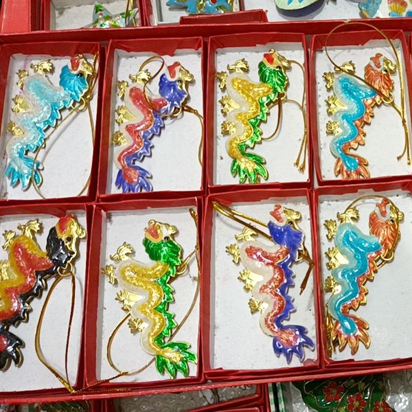 10 unids Cloisonne esmalte filigrana dragón adornos chinos artesanías fiesta invitados regalo samll artículos decorativos árboles de navidad colgando decoración bolsa llavero encantos