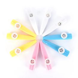 10pcs Film de papier en plastique coloré Kazoo Children's Accompagment Simple harmonica bouche Instruments en bois kazoo flûte