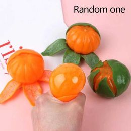 10pcs descompresión juguete aleatorio one verde amarillo simulado pelado de fruta de color naranja juguetes de ventilación pelado de naranja
