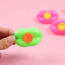 10pcs Funny Plastic Lip sifflages Instrument de musique jouet pour enfants Mouhle Noisemaker Kids Gift Educational Birthday 240408