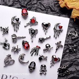 10pcs Gothic Punk Style Alloy 3D Nail Art Charms Heart Skeleton Cross Spider Diseño para Halloween Nails Accesorios de decoración 240514
