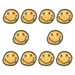 10 stks K-POP Lovely Yellow Smile Face Broches voor Vrouwen Student Daily Party Round Reving Pin Alloy Badge
