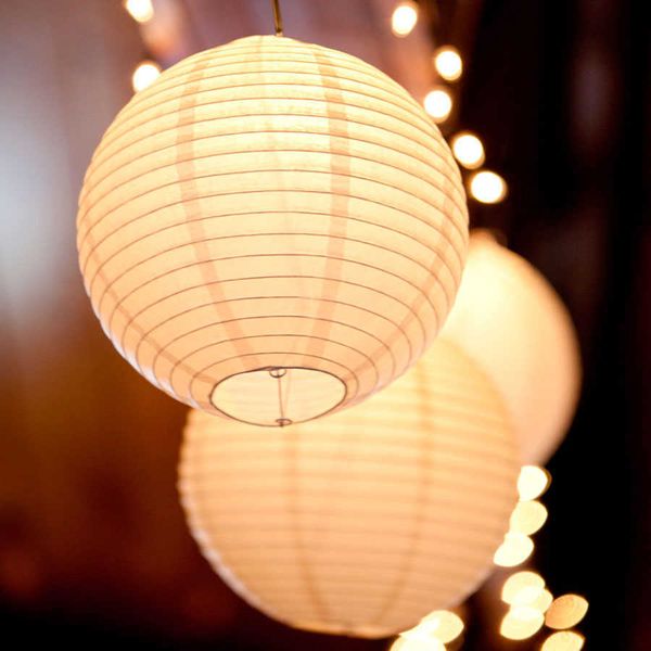 10 unids / lote (6, 8, 10, 12, 14, 16 pulgadas) Luces de linterna LED blancas cálidas Lampions de bolas de papel chino para la decoración del banquete de boda SH190923