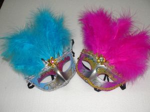 10 stks / partij halve gezichten Venetiaans masker met 11 mooie veer Mardi Gras Masquerade Halloween kostuum feestmaskers
