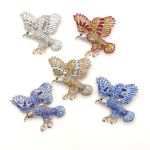 10 -stcs/lot man sieraden adelaar vormpennen voor pakken Gold Tone Crystal Animal Bird Broches Pin