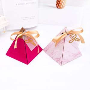 10pcs Rose rouge triangulaire pyramide Sweet Candy Box Paper Boîtes cadeaux Chocolate Sacs Boîte d'emballage cadeau Favors de mariage Décoration