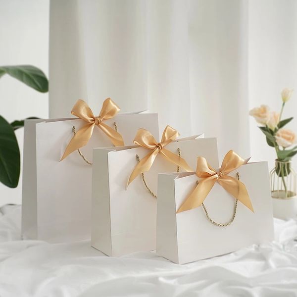 10pcs Sac-cadeau rose blanc avec ruban en or pour emballage Sacs en papier kraft boîte de mariage Boîte de mariage Business Clothes Package 240426