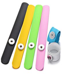 10pcslot Kleurrijke Siliconen Slap Armbanden fit 18mm DIY Snaps Knop Sieraden Snap Charms Armband voor AdultChildren NN7222043780