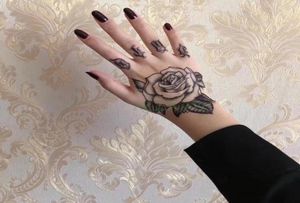 10pcslot Autocollant De Tatouage Temporaire Étanche Fleur Rose Faux Tatto Flash Tatoo Main Bras Pied Arrière Tato Body Art pour Fille Femmes M1571285