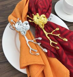 10pcsmetal Plum Blossom Tillón anillo de servilleta de oro y servilleta plateada decoración de mesa de mesa para el lugar de reunión occidental17300440