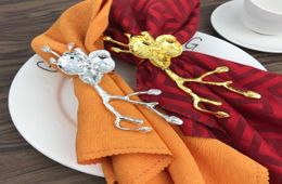 10pcsmetal Plum Blossom Tillón anillo de servilleta de oro y servilleta plateada decoración de mesa de mesa para el lugar de reunión occidental11269543
