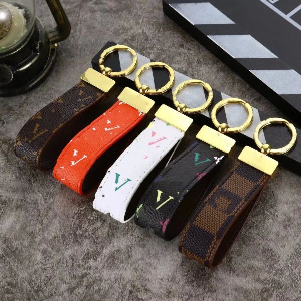 10 estilo PU llavero de cuero diseñador llavero hebilla amantes coche llaveros hechos a mano hombres mujeres bolso colgante accesorios con logo