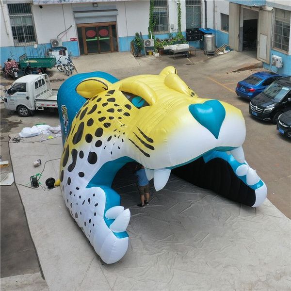 Casque léopard gonflable géant de couleur personnalisée 10x5x6mH (33x16,5x20 pieds), avec tunnel gonflable, casque de ballon pour la décoration de sport de jeu de football
