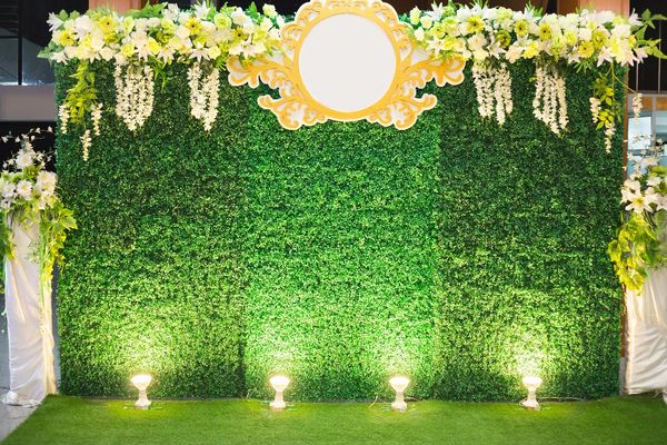 Fondo de fiesta de boda personalizado de pared de hojas verdes para fotografía impreso flores blancas amarillas fondos para fotomatón de escenario