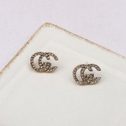 11 nouvelles boucles d'oreilles rétro en diamant de la famille pour les célébrités Internet simples et à la mode pour femmes Vente en gros de boucles d'oreilles polyvalentes du même style cadeau