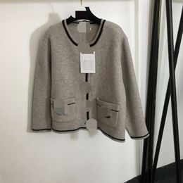 1112 2023 Otoño Marca Mismo estilo Suéter de manga larga Cárdigan con cuello redondo Ropa de moda negra para mujer de alta calidad para mujer 20238881