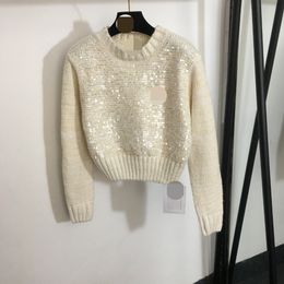 1113 2023 Otoño Marca Mismo estilo Suéter Manga larga Cuello redondo Cuentas Moda Mujer Ropa blanca Alta calidad Mujer 20238846