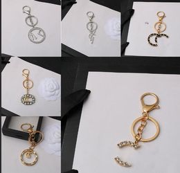 11style Lettre Porte-clés Marque De Luxe Designer En Cuir Petit Vent Doux En Métal Porte-clés De Voiture Porte-clés Accessoires De Mode Pendentif