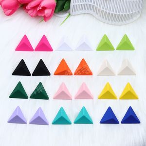 12 kleuren Simple Triangle Stud -oorbellen voor vrouwen Koreaanse spray geschilderde piercing kleine oorschelp mode -sieraden