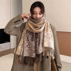 12 % RABATT Doppelseitiger, kerngesponnener Kaschmirschal für Damen im Herbst und Winter Koreanische Version, verdickter Golddraht-Karo-Jacquard-Quastenschal, Live-Übertragung