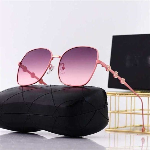 12% de réduction sur les lunettes de soleil en gros 22e nouveau petit style parfumé cadre rond femmes miroir jambes lettre lunettes vente chaude lunettes de soleil