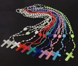 12 pièces chapelets multicolores d'usine faible en plastique foncé chapelet perles collier lumineux catholicisme prière bijoux religieux 5756019