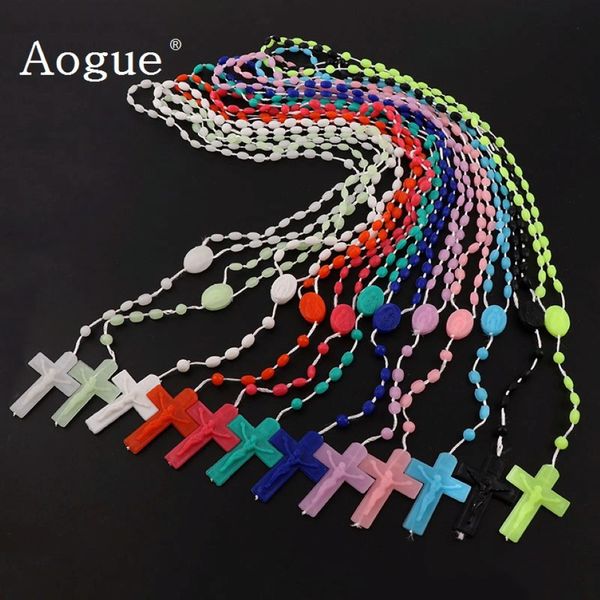 12 pièces en usine des chapelets multicolores bas en rosaire en plastique foncé perles collier lumineux catholicisme prière