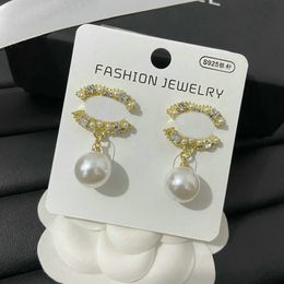 Pendientes de diseñador de 12 estilos, pendientes de perlas de lujo para mujer, pendientes de tuerca con letras elegantes de temperamento, joyería de moda, regalo de fiesta