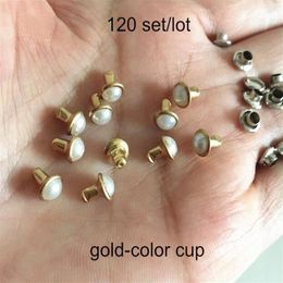 120 Ensembles 6mm Demi-Ronde Perle Coupe En Métal Rivet Goujons Perle Blanche Avec Coupe En Métal De Couleur Or DIY Rivet Pour Vêtements Chaussures Chapeau 313Y