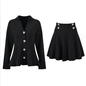1201 XL 2023 Milanese stijl herfstmerk dezelfde stijl tweedelige sets v-hals zwart wit bloemenprint korte broek rijk dameskleding YL