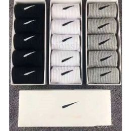 NK Diseñador calcetín para hombres Medias calcetines de agarre movimiento Algodón Todo fósforo Color sólido Gancho clásico Tobillo Transpirable Negro Blanco Baloncesto Fútbol Calcetín deportivo con caja