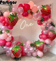 127pcs Strawberry Party Decoration Balon Garland Kit pour filles 1er 2e anniversaire Fournitures de fête de fraise décoration AA2201902907