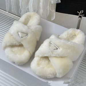 12a laine Luxurys Designers Femmes Slippers Slide Cross Cross Fur Fur Fournlu Letters Furry Sandales chaudes et confort