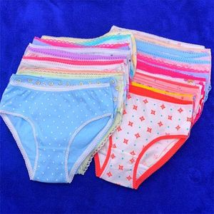 12 unids / lote Baby Girls Briefs Ropa interior de dibujos animados Bragas para niños Calzoncillos cortos Niños durante 1-12 años 211122