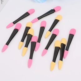 12pcs Brussages à paupières portables Brosse en poudre Double fin applicateur applicateur Pro Sponge Feed Shadow Make Up Supplies