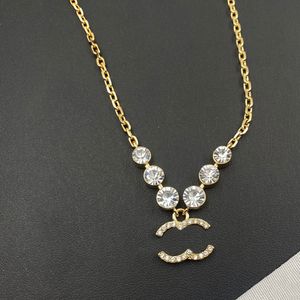 13 Stijl Designer Hangers Merk Letter Pendant 18K Gold vergulde koper Crystal Necklace Pearl Chains Fashion Mens Dames Choker Party JE 7706