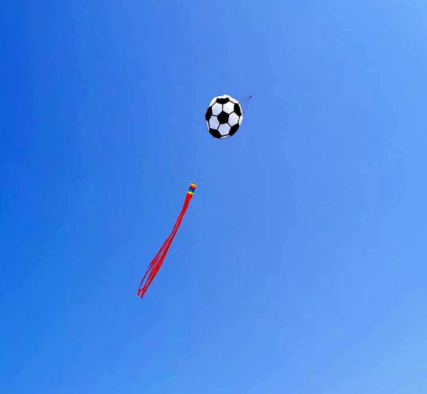 Cerf-volant Super grand logiciel de 135CM, cerf-volant de Football créatif, bons cerfs-volants volants, ligne unique, Sport de plein air, jouets amusants, queue de 450cm