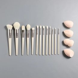 Brosse de maquillage de 13 pcs pour le fond de base de beauté mignonne douce est-centique Blush Powder Doeshadow Corpeau de mélange Brosse de mélange Sponge 240403